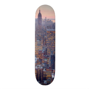 Skate Vista larga de Manhattan no por do sol