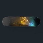 Skate Voo luminoso verde de libélula<br><div class="desc">Voo de libélula brilhante,  verde,  desenhada artisticamente,  com asas verdes e amarelas transparentes sobre fundo noturno brilhante com plantas pântanas e vagalumes. Dragonfly brilhante.</div>