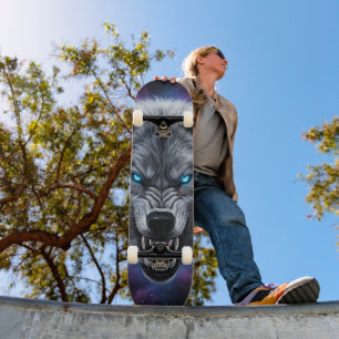 Skateboard com cabeça de lobo rosnando