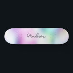 Skateboard com Girly Gota de Nome de Script Person<br><div class="desc">Personalize facilmente este skate colorido no design abstrato de gradiente holográfico moderno e cômodo do Rainbow Pastel,  apresentando seu nome personalizado em caracteres elegantes de caligrafia. Adicione seu nome,  escolha fonte,  altere tamanho e posição,  adicione clipart,  fotos e formas.</div>