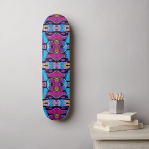 Skateboard com grafite roxo.