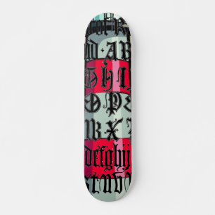 Skateboard com Letras Góticas
