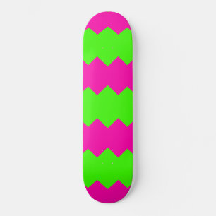 Skateboard com listra em zigue-zague rosa quente e