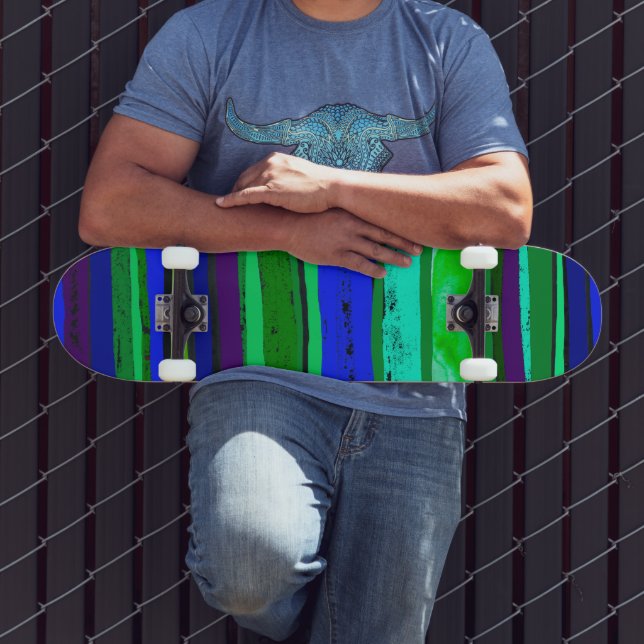 Skateboard com listras pretas, verdes e azuis (Ao ar livre 3)