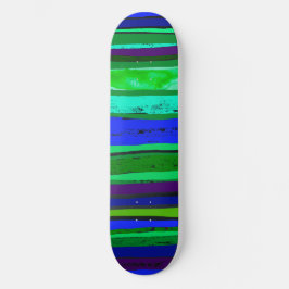 Skateboard com listras pretas, verdes e azuis