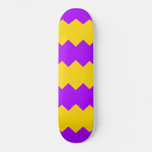 Skateboard com Listras Zig Zag Amarelas e Roxas