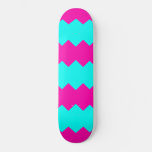 Skateboard com padrão de listras em zigue-zague ro