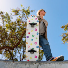 Skateboard com Padrão de Pegadas Coloridas