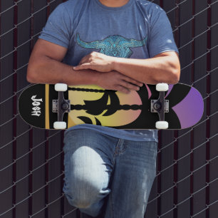 Skateboard com padrão roxo preto de palmeiras