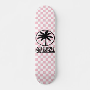 Skateboard com padrão xadrez rosa e branco