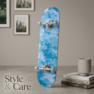 Skateboard de paisagem marinha com ondas do oceano