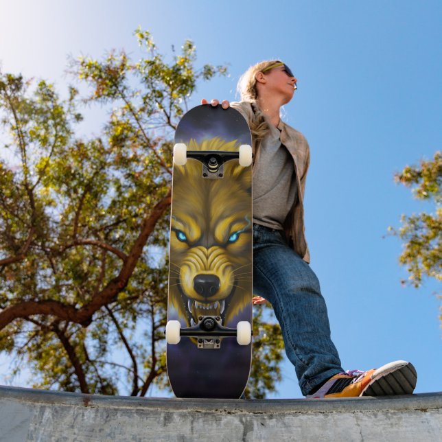 Skateboard do lobo amarelo caçando (Ao ar livre 1)
