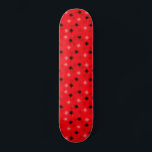 Skateboard Red Starbursts<br><div class="desc">Este skate de Starbursts Atômicos tem toda a diversão moderna do meio século da cozinha da sua avó, menos o linóleo pegajoso. O kitschy design apresenta um fundo vermelho com manchas douradas e rastos estrelados colocados aleatoriamente em preto, e tons de vermelho e escuro rosa. Este padrão inspirado na safra...</div>