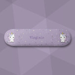 Skateboard Roxo do Unicórnio Bonito<br><div class="desc">Um skate roxo com unicórnios fofos, fundo bolinhas e um nome forename personalizável. Um presente de excelente para um skate que ama o design Kawaii e a cor roxa!</div>