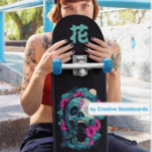 Skull Skateboard japonês com 花 monograma<br><div class="desc">Este skate japonês com 花 monograma é ideal para qualquer ocasião, como aniversário ou graduação, para skatistas ao ar livre que amam o grafite ou o estilo japonês.</div>