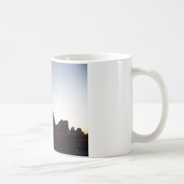 Skyline de Detroit na caneca do crepúsculo (Direita)