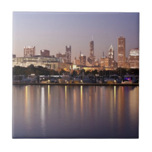 Skyline dos EUA, Illinois, Chicago no crepúsculo