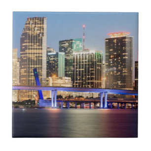 Skyline iluminada de Miami do centro no crepúscul