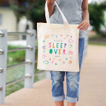 Sleepover Bag Editável Coluna Bolsa<br><div class="desc">Este design adorável pode ser personalizado para as suas combinações de cores favoritas. Faz um presente excelente! Encontre papelaria e presentes no nosso compro: www.berryberrysweet.com.</div>