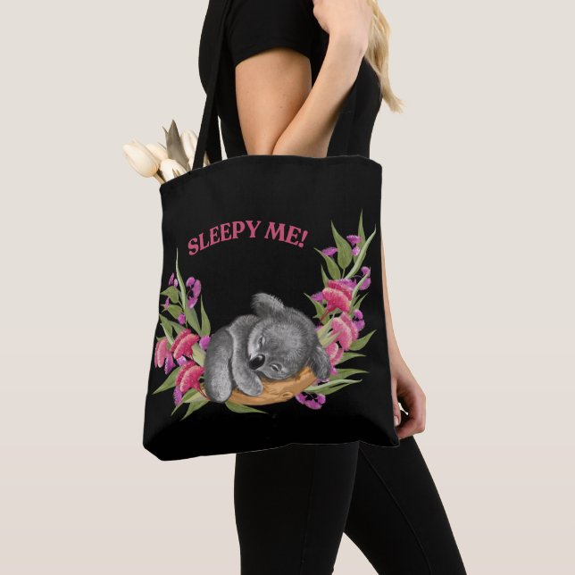 Sleepy Koala Tote Bag - Cozy e Design de beleza" (Close Up)