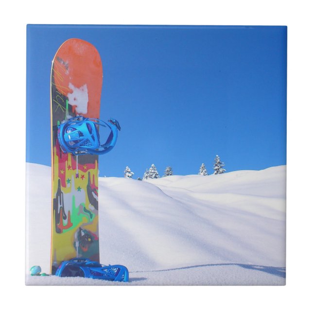 Snowboard em neve fresca, céu azul (Frente)