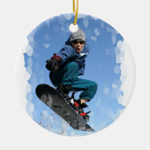 Snowboarder no ornamento da neve