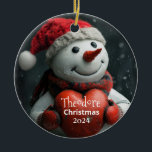 Snowman com Ornamento Personalizado do Coração Ver<br><div class="desc">Homem de neve adorável segurando ornamento cardíaco personalizado com nome e ano de Natal.</div>