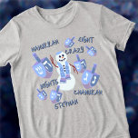Snowman Dreidels Engraçado 8 Noites Loucas Hanukka<br><div class="desc">Personalize esta divertida camisa de Hanukkah como um presente fofo ou talvez para você mesmo! Um feliz boneco de neve judeu faz um alô no centro da design com sete sonhos azuis e roxos combinando de diferentes tamanhos dançando ao seu redor. Espelhados entre os sonhos estão palavras em uma letra...</div>