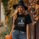 "Só esperando a camisa do esqueleto do Dia das Bru<br><div class="desc">Prepare-se para a época mais assustadora do ano com esta Camisa de Esqueleto "Apenas Esperando pelo Dia das Bruxas". Perfeito para aqueles que não podem esperar pelo dia 31 de outubro, esta camisa apresenta um design de esqueleto humorístico que é excelente de adicionar algumas vibrações assustadoras às suas festividades de...</div>