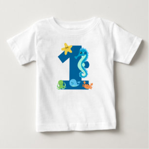Sob a camisa de primeiro aniversario de baleia mar