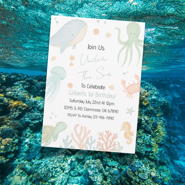 Sob o Primeiro Convite de Aniversário do Mar (Ocean-themed birthday invitation design with playful under the sea illustrations.)