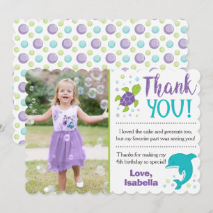 Sob os cartões de agradecimentos do aniversário 