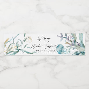 Sob os rótulos das garrafas de água da água da águ