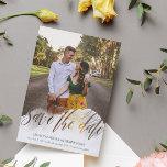 Sobreposição de Gaze Convite Duplo Lado Foto Save<br><div class="desc">Lindo e único convite de save the date com uma sobreposição de gaze com o texto save the date cortado para que sua foto apareça em uma linda escrita espiralada. Adicione outra foto no verso junto com os detalhes do seu casamento.</div>