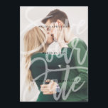 Sobreposição de Script Brutado Salve o cartão com<br><div class="desc">Excelente,  em tendência,  salve os anúncios de data com sua foto de noivado favorita. Uma bela tipografia e todo texto branco fazem com que este design se destaque. Inspirados em letras manuais,  estes cartões salve a data são clássicos e clássicos com um toque chic,  mas tradicional.</div>