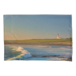 Sol no farol de Bay com ondas do oceano à noite