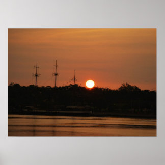 Sol se definindo atrás do Poster de navio pirata..