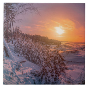 Sol sobre a costa da neve
