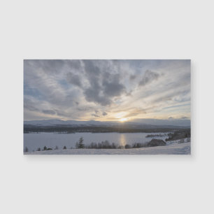 Sol sobre lago congelado