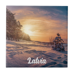 Sol sobre neve, costa marítima de inverno