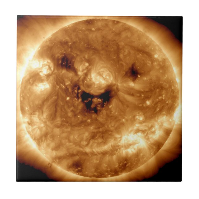 Sol Sorridente do Observatório Solar da NASA (Frente)