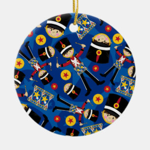 Soldado do Nutcracker que joga o ornamento dos