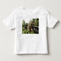 Soldados vestidos de ternos de fantasia