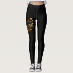 Sorriso Brilho Brilhante Dourado Damas Leggings<br><div class="desc">Todos precisam de um pouco de brilho no seu tempo. Este par de leggings é perfeito com "Smile Sparkle Shine" num fundo preto. Projetado para você pelo Evco Studio.</div>