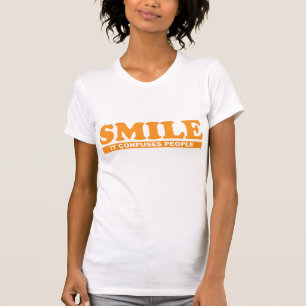 Sorriso engraçado confunde pessoas da camisa de T