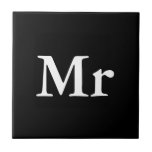 Sr. e Sra. | elegante casal de correspondência mod<br><div class="desc">"Sr. e Sra." A combinar presente de casal com elegante design branco e preto. Perfeito para ・ Amantes/Casal ・ recém-casados ・ aniversário de ・ Dia de os namorados Clique no botão personalizar para personalizar o design escolhendo a cor de fundo que você quer e até mesmo adicione seu próprio texto....</div>