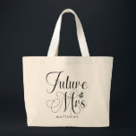 Sra. Futuro Nome Personalizado Bolsa de Casamento<br><div class="desc">Sra. Futuro Bolsa de Casamento Nome Personalizado  - Bolsa personalizada apresenta tipografia moderna e é personalizada com seu sobrenome futuro. A fonte é acentuada com um anel de noivado. Mostrado em preto e branco.</div>