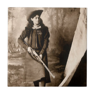 Srta. Annie Oakley com arma, foto de Vintage