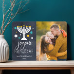 Starry Lights | Cartão com fotos de Hanukkah<br><div class="desc">O cartão com fotos Festivo Hanukkah mostra sua foto favorita alinhada à direita,  com "Hanukkah alegre" em letras brancas sobre um rico fundo azul marinho adornado com estrelas e uma menorah acesa. Personalize com seus nomes e o ano.</div>