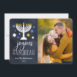Starry Lights | Cartão com fotos de Hanukkah<br><div class="desc">O cartão com fotos Festivo Hanukkah mostra sua foto favorita alinhada à direita,  com "Hanukkah alegre" em letras brancas sobre um rico fundo azul marinho adornado com estrelas e uma menorah acesa. Personalize com seus nomes e o ano.</div>